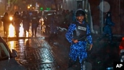 在總統亞明宣布緊急狀態後，馬爾代夫警察手持警棍衝向首都馬累街頭的抗議者。（2018年2月6日）