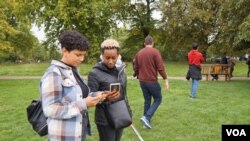 在倫敦出生和長大的姬絲（Cassie）和慧雲（Vivette）早上九時已經來到海德公園觀看電話上直播的國葬。（攝影：美國之音鄭樂捷）