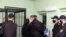 Активиста оппозиции сопровождают в клетку обвиняемого перед оглашением приговора по по обвинению в организации массовых беспорядков и разжигании социальной розни, СИЗО в Гомеле, Беларусь (архивное фото).