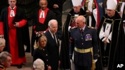 2022年9月19日，拜登总统携夫人吉尔·拜登来到威斯特敏斯特大教堂(西敏厅)参加英国女王伊丽莎白二世的葬礼。