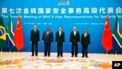 资料照片：俄罗斯总统普京的亲信之一、时任俄罗斯联邦安全会议秘书尼古拉·帕特鲁舍夫（Nikolay Patrushev）(最左）和时任中共中央外事办公室主任杨洁篪出席2017年7月28日在北京召开的“第七次金砖国家安全事务高级代表会议。