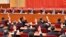 2021年11月11日，中共第19屆中央委員會第六次全體會議上，政治局常委們舉手表決。從左向右依次是韓正、王滬寧、栗戰書、習近平、李克強、汪洋和趙樂際。（照片由新華社發表，美聯社提供。）
