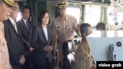 台灣總統蔡英文星期三上午，在南部的高雄港登上一艘即將開赴南中國海執行巡航任務的台灣海軍軍艦。（視頻截圖）