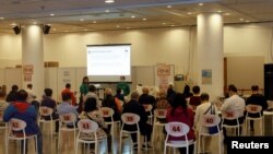 香港市民在其中一個疫苗接種中心等候接種科興新冠疫苗（路透社照片）