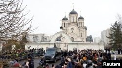 3月1日，亲友和支持者聚集在为俄罗斯反对派领导人阿列克谢·纳瓦尔尼（Alexey Navalny）举行葬礼的教堂前。