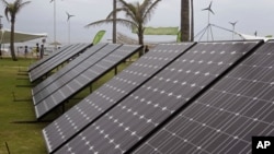 2011年11月29日南非德班: 氣候變化會議期間使用太陽能電池板來發電展覽