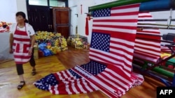 资料照：中国安徽阜阳一个工厂正在生产美国国旗。（2018年7月13日）