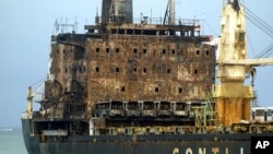 图为2011年9月被可能是索马里海盗的人放火焚烧的船只资料照