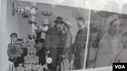 俄羅斯在莫斯科組織圖片展覽介紹與新疆密切關系，其中一幅圖片顯示蘇聯專家1957年在新疆克拉瑪依油田。