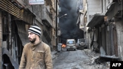 一名敘利亞男子走路穿過曾經由反政府武裝控制的阿勒頗市的薩拉丁區（2016年12月23日）
