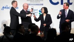 2019年4月10日美國國務院負責貿易政策談判的副助理國務卿米德偉(左二)到訪台灣與蔡英文會面。