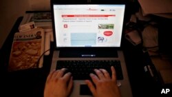 一名印度男子﹐3月24日在新德里一網吧中上網。