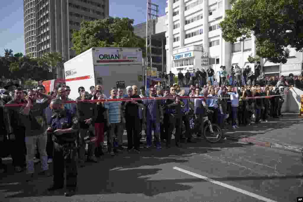 2012年11月21日，以色列人在特拉维夫的现场围观遭炸弹袭击的巴士。