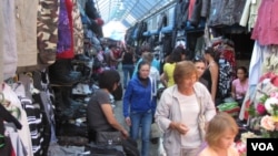 俄羅斯西伯利亞東部雅庫特地區一處中國過商販集中的市場(美國之音白樺拍攝)