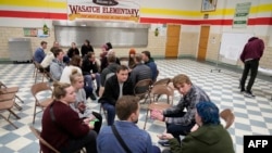 2024 年3月5日，在猶他州的共和黨黨團選舉中，一些選民聚集在一起討論共和黨總統候選人和其他議題。