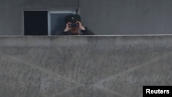 2017年4月15日,中朝兩國界河鴨綠江北韓一側新義州的北韓士兵在用望遠鏡觀察邊境.