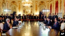 日本首相安倍晉三在日本東盟峰會期間召開的日本湄公河國家峰會上致開幕詞2013年12月14日