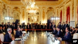 2013年12月14日,日本首相安倍晉三在日本東盟峰會期間召開的日本湄公河國家峰會上致開幕詞.