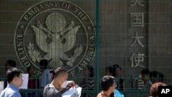 資料照：申請簽證的人等待進入美國駐華大使館。