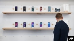 谷歌公司2020年1月8日在拉斯維加斯舉行的消費電子展銷會上展出安卓操作系統的智能手機和智能手錶。