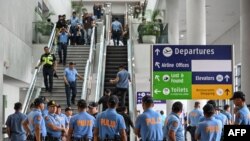 ເຈົ້າໜ້າທີ່ຕຳຫຼວດເຕົ້າໂຮມກັນຂະນະລໍຖ້າການເດີນທາງມາຮອດຂອງອະດີດປະທານາທິບໍດີຂອງຟີລິບປິນ ທ່ານຣອດຣີໂກ ດູເຕີເຕ ຢູ່ທີ່ສະໜາມບິນສາກົນ Ninoy Aquino ໃນເມືອງ ປາໄຊ, ເຂດນະຄອນຫຼວງມານີລາ, ໃນວັນທີ 11 ມີນາ 2025.