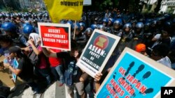 2017年4月28日,示威者在美國駐菲律賓大使館前抗議他們所說的"美國,日本和中國對東盟的干涉"。