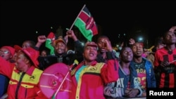 肯尼亚现在总统肯雅塔当选连任，肯雅塔的支持者上街庆祝 (2017年8月11日)