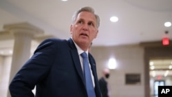 眾議院少數黨領袖凱文·麥卡錫與其他共和黨人開會討論撤換眾議院共和黨會議主席麗茲·切尼眾議員的人選。(2021年5月13日)