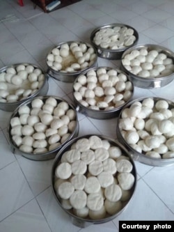 范士贵在柬埔寨出售的馒头(照片由范士贵提供)。