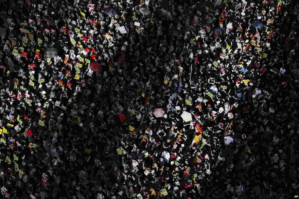 香港55萬人參加2019年7月1日大遊行，要求當局撤回逃犯條例修訂，以及高呼特首林鄭月娥下台。