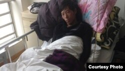 2013年9月底在比如县军警镇压时被打伤的次仁坚参在拉萨医院里（图片来自藏人行政中央官方网）