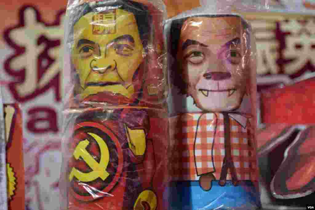 香港民主黨在維園年宵攤位展出被中國當局扣關的惡搞特首梁振英廁紙。（美國之音湯惠芸攝）