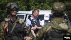 歐安組織烏克蘭特別監督小組副組長亞歷山大•胡格(中)在烏克蘭視察的檔案照（2014年7月30日）