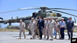 資料照片：敘利亞總統阿薩德視察敘利亞境內俄羅斯的空軍基地。 （2017年6月27日）