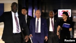 2018年5月3日，美国商务部长威尔伯·罗斯在北京离开他下榻的酒店。