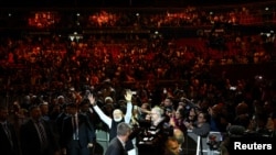 印度總理莫迪（Narendra Modi）2023年5月23日在澳大利亞總理阿爾巴尼斯（Anthony Albanese）的陪伴下在悉尼一個體育館向民眾致意。（路透社）