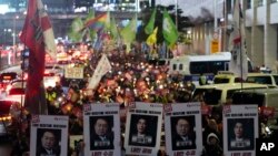  ຜູ້ປະທ້ວງໄດ້ເດີນຂະບວນໄປຍັງສຳນັກງານປະທານາທິບໍດີລຸນຫຼັງຈູດທຽນໄວ້ອາໄລໃຫ້ແກ່ປະທານາທິບໍດີເກົາຫຼີໃຕ້ ທ່ານ ຢຸນ ຊອກ ຢອລ ໃນນະຄອນຫຼວງ ໂຊລ 05 ທັນວາ 2024