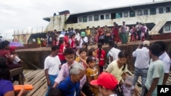 缅甸若开邦外出逃难的佛教徒 (2017年8月29日) 