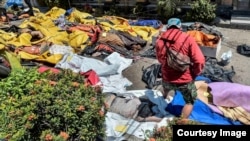 2018年9月30日印尼帕盧市一家醫院外的地震與海嘯遇難者屍體（Antara Photo)