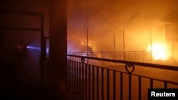 民防人員空襲後在敘利亞大馬士革反政府力量控制區滅火