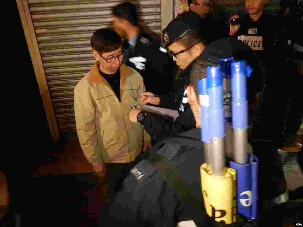 警員要求封鎖區內的旺角「購物團」人士登記個人資料才可離開