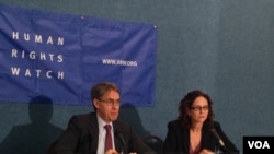 資料照片：國際組織“人權觀察”執行董事肯尼思·羅斯（左）和高級國家安全法律顧問羅拉·彼特（右）2015年12月1日在《再無藉口：追究中情局酷刑責任路線圖 》的報告發布會上。（美國之音莫雨拍攝）