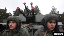 2014年11月29日俄羅斯軍人在克裡米亞參加軍事遊行。