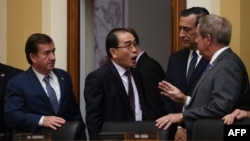 前北韓外交官太永浩（中）出席美眾院外委會聽證會