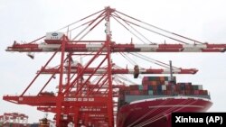 一艘來自日本的集裝箱貨輪停靠在上海洋山貨運碼頭。（2022年4月27日）