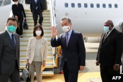 中國國務委員兼外交部長王毅抵達太平洋島國巴布亞新幾內亞的莫爾茲比港一國際機場。 （2022年6月2日）