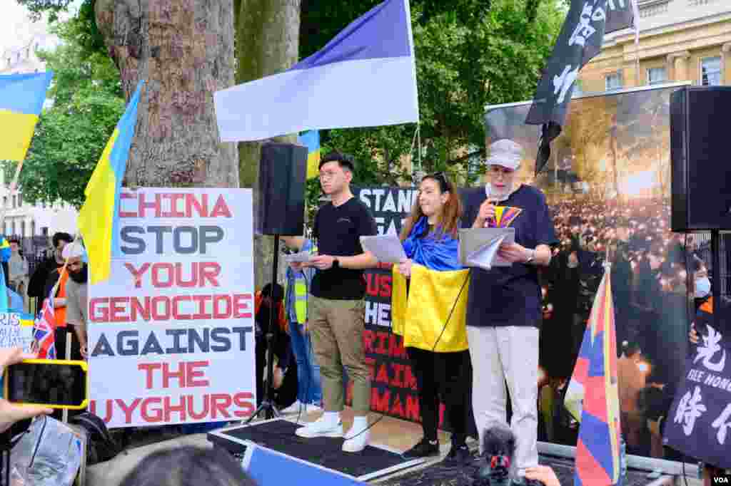 2022年6月4日在倫敦舉行的六四事件紀念集會上，支持香港，西藏與烏克蘭的示威者分別上台發言。（美國之音/鄭樂捷）