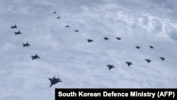 南韓國防部發布的照片顯示包括F-35隱形戰機與F-16戰機編隊在南韓領空飛行。 （2022年6月7日）