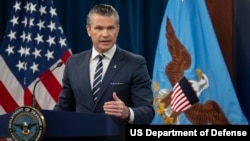 资料照片：美国战争部长皮特·海格塞斯在五角大楼的记者会上。(2025年6月22日) 