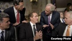 傑夫.弗雷克參議員(中)與其他議員討論相關問題（弗雷克議員辦公室）